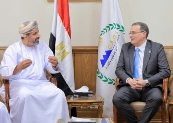 رئيس التنظيم والإدارة يستقبل وزير العمل العماني ويبحثان تعزيز التعاون المشترك