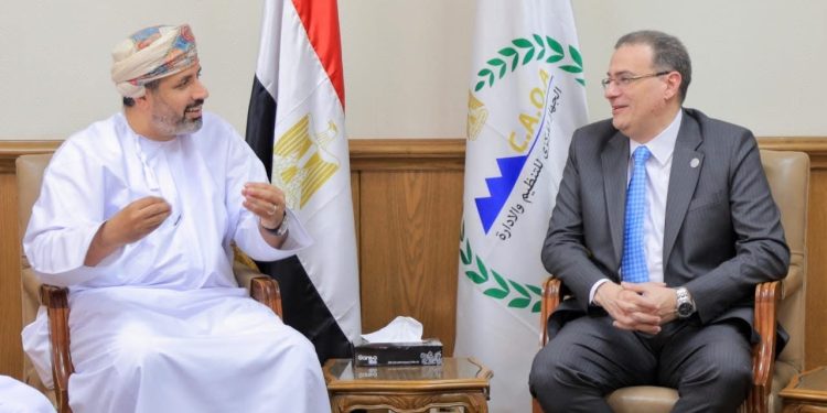 رئيس التنظيم والإدارة يستقبل وزير العمل العماني ويبحثان تعزيز التعاون المشترك