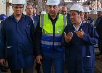 وزير قطاع الأعمال العام يتفقد مصانع “النحاس المصرية” بالتبين