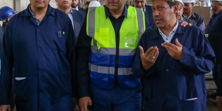 وزير قطاع الأعمال العام يتفقد مصانع “النحاس المصرية” بالتبين
