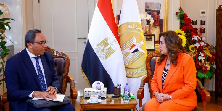 وزيرة التنمية المحلية تتابع مع محافظ قنا الموقف التنفيذي لمشروعات برنامج تنمية الصعيد و استعدادات عيد الأضحى المبارك