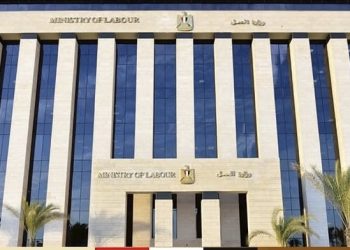 بيان وزارة العمل بشأن العامل صاحب فيديو التعنيف من مسؤول عمل سعودي