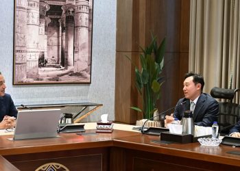 رئيس الوزراء يستقبل وفدًا من شركة “سامسونج إلكترونيكس”