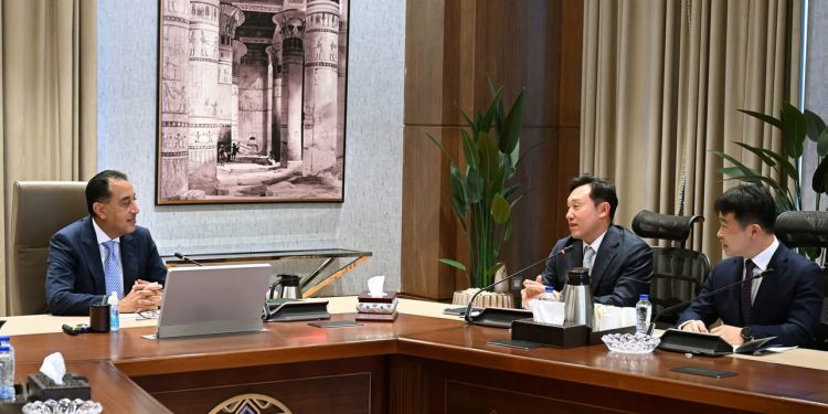 رئيس الوزراء يستقبل وفدًا من شركة “سامسونج إلكترونيكس”