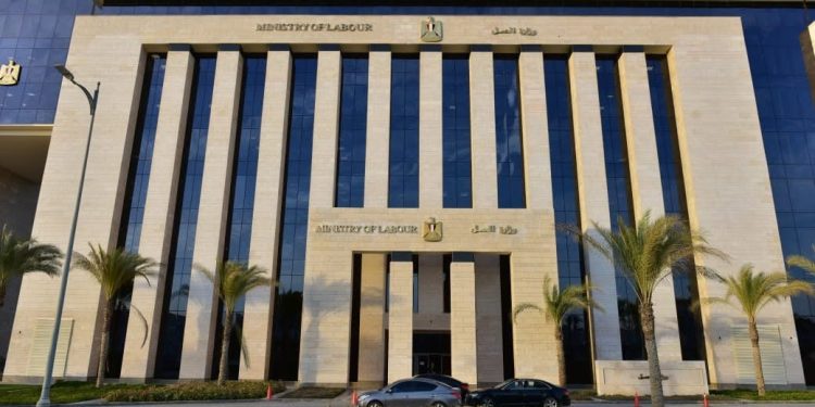 القضاء الإداري :عدم قبول دعوى “مواقيت لإلحاق العمالة” ضد وزارة العمل لانتفاء القرار الإداري