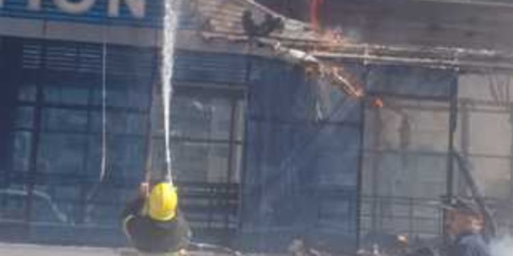 “ماس كهربائي” يشعل حريقًا في محطة أتوبيس ترددي بالخصوص دون إصابات