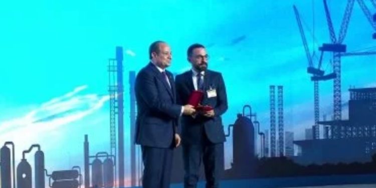 “السيسي” يكرم نماذج العمال المتميزة… ويطلق مبادرات لتأهيل الشباب وتسريع البت في القضايا العمالية