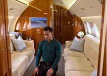 محمد رمضان يثير جدلاً بتوثيق صلاته على متن طائرة خاصة… ودمجها بأغنيته