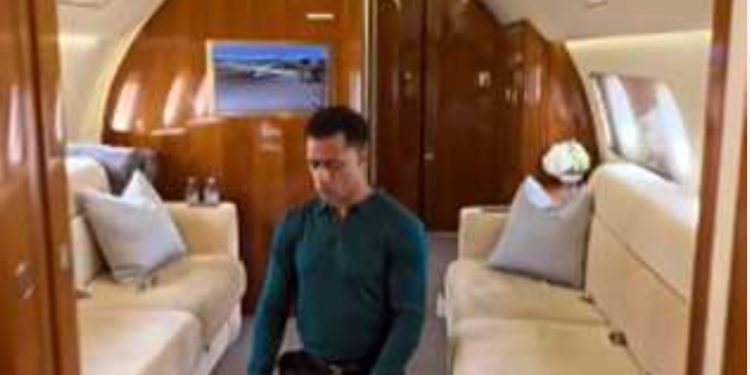 محمد رمضان يثير جدلاً بتوثيق صلاته على متن طائرة خاصة… ودمجها بأغنيته