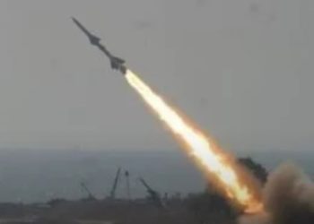 فشل أنظمة الدفاع الإسرائيلية والأمريكية… في اعتراض صاروخ يمني وسقوطه قرب مطار بن غوريون