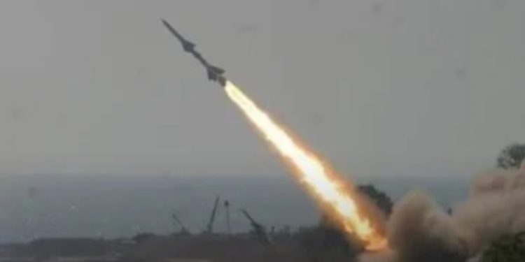 فشل أنظمة الدفاع الإسرائيلية والأمريكية… في اعتراض صاروخ يمني وسقوطه قرب مطار بن غوريون