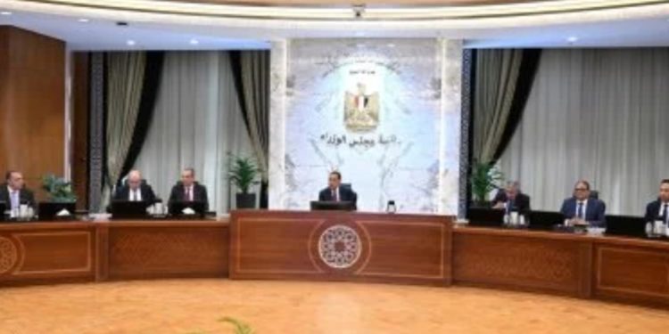 “مدبولي” يوجه بتسهيل إجراءات دخول السياح وتطوير منظومة “التأشيرة الإلكترونية” العاجلة