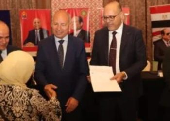 “وزير العمل” “ومحافظ القاهرة” يسلمان 64 عقد عمل لذوي الهمم