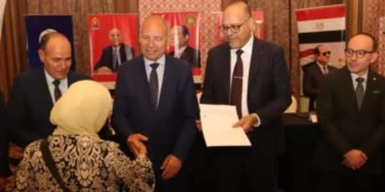 “وزير العمل” “ومحافظ القاهرة” يسلمان 64 عقد عمل لذوي الهمم
