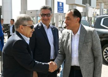 “رئيس الوزراء” يتفقد ويفتتح مشروعات استراتيجية بالمنطقة الاقتصادية “لقناة السويس”
