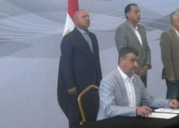 خطوة جديدة نحو تطوير النقل العام بالإسكندرية:  رئيس الوزراء يوقع عقد توريد قطارات المترو