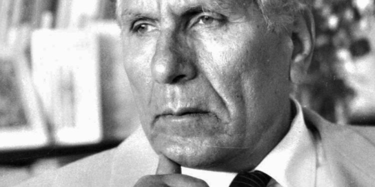 في ذكرى ميلاده.. يوسف إدريس.. رائد القصة القصيرة الذي تحولت أعماله إلى روائع سينمائية