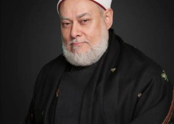 المفتي الأسبق علي جمعة… يغسل جثمان حفيد “نوال الدجوي” بعد وفاته بطلق ناري