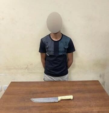 القبض أحد الأشخاص حاملاً سلاح أبيض يقوم بترويع المواطنين بالقاهرة