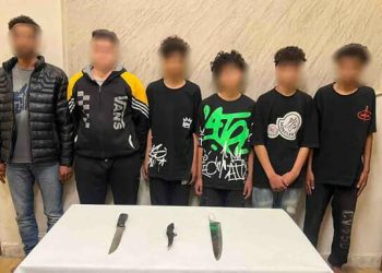 كشف ملابسات تداول مقطع فيديو على مواقع التواصل الإجتماعى يتضمن قيام مستقلى سيارة بآداء حركات إستعراضية وبحوزتهم أسلحة بيضاء بالقليوبية.. وضبط مرتكبى الواقعة