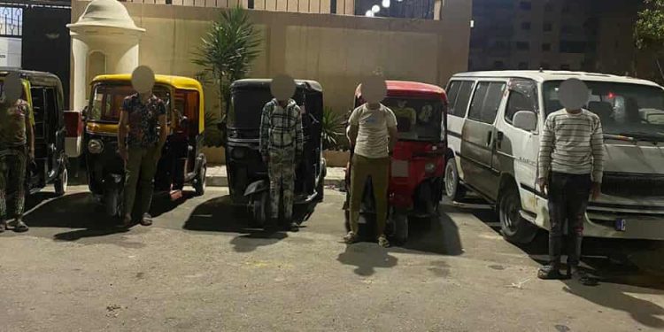 كشف ملابسات “مقطع فيديو” تم تداوله عبر مواقع التواصل الإجتماعى تضمن قيام قائدى سيارة و4 مركبات “توك توك” بأداء حركات إستعراضية بالإسكندرية.. وضبط مرتكبى الواقعة