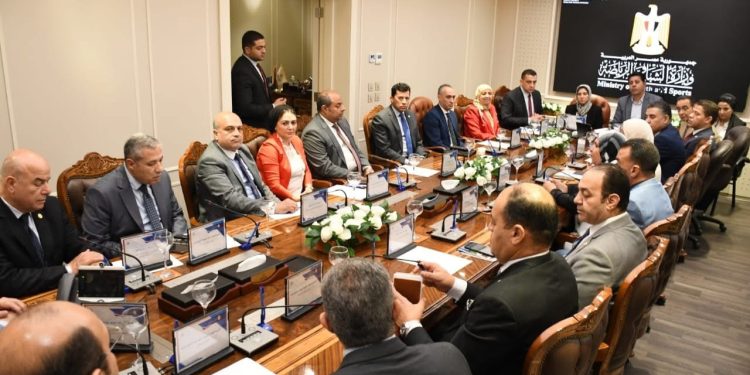 وزير الشباب والرياضة يجتمع بقيادات الوزارة لمناقشة خطة العمل خلال الفترة المقبلة والاستعدادات لعيد الأضحى