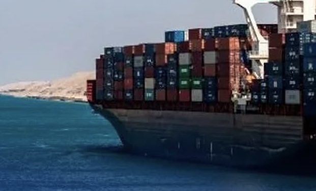 قناة السويس” تخفض مستهدف الإيرادات لـ321 مليار جنيه
