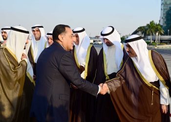 مدبولي يستقبل نظيره الكويتي بمطار القاهرة الدولي