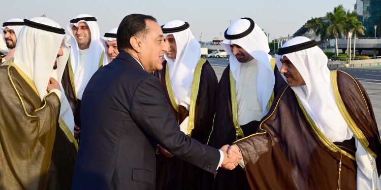 مدبولي يستقبل نظيره الكويتي بمطار القاهرة الدولي