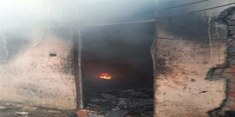 مصرع عامل في حريق شب بمخزن خردة بشبرا الخيمة