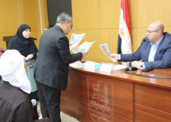 محافظ بني سويف يوجه دعماً عاجلاً لأسرتين.. إعانات ومعاشات وسداد جراحة كلى