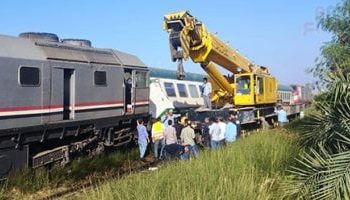 تعطل حركة القطارات ساعة على خط منوف بنها بعد اصطدام قطار بميكروباص