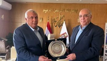محافظ الوادي الجديد يبحث مع رئيس بحوث الصحراء تعزيز الزراعة وحماية مجمع الحرير