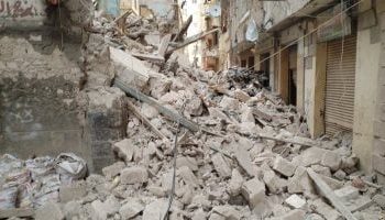 رفع الأنقاض وعودة الحركة المرورية بعد انهيار عقار خالٍ من السكان بالإسكندرية