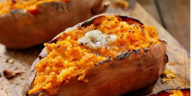 تفسير حلم تناول البطاطا والبلح.. بين الأمان والنجاح