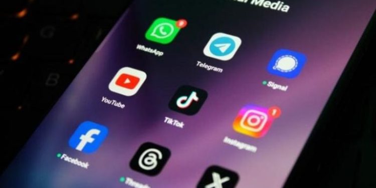 صدمة للمراهقين.. نصف الألمان يطالبون بحظر السوشيال ميديا تحت 16 سنة