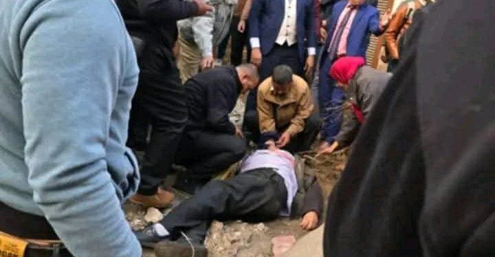 إصابة شخص وإتلاف سيارة أجرة إثر سقوط شجرة أثناء اقتلاعها بالبحيرة