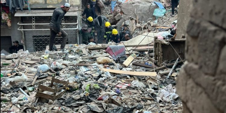 انتشال جثتين و10 مصابين في انهيار عقار إمبابة و جارٍ البحث عن مفقودين
