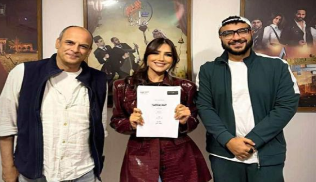 محمد سيد بشير يمدح مي عمر: "نجمة كبيرة تشيل العمل على كتافها"