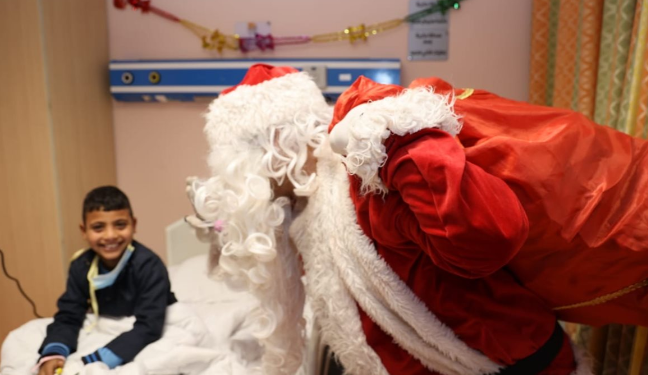 بابا نويل يرسم البسمة على وجوه محاربي السرطان في الأقصر