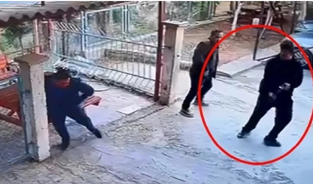 طفل يطلق الرصاص على مديره ويُدخله في حالة حرجة.. كاميرات توثق الجريمة