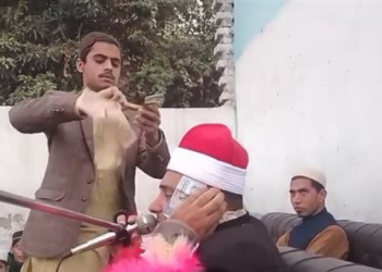 جدل واسع على مواقع التواصل بعد  نثر أموال على قارئ أثناء تلاوته القرآن في باكستان.. ما القصة؟