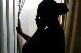 شاب يستغل اعياء سيدة ويعاشرها