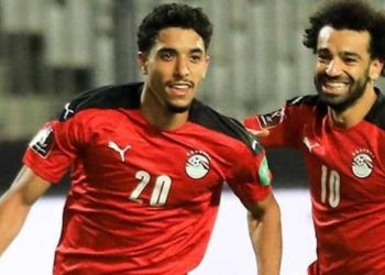 عمر مرموش يهدد مرمى جنوب إفريقيا بتسديدة قوية من ركلة ثابتة