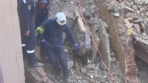 كلاب بوليسية للبحث عن 8 مفقودين أسفل أنقاض عقار إمبابة المنهار