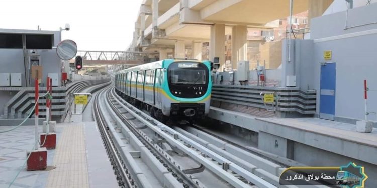 خناقة جديدة بالمترو.. "إيه اللي قعدك وسط الرجالة؟".. فيديو يثير غضباً واسعاً
