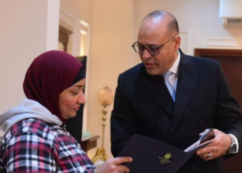 عقد عمل وإعانة مالية.. وزارة العمل تدعم صاحبة فيديو “التخلي عن أبنائها”